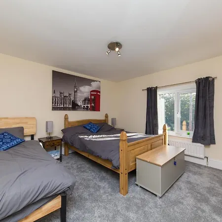 Rocester Rest Close To Alton Towers & Jcb, Netflix Exterior photo